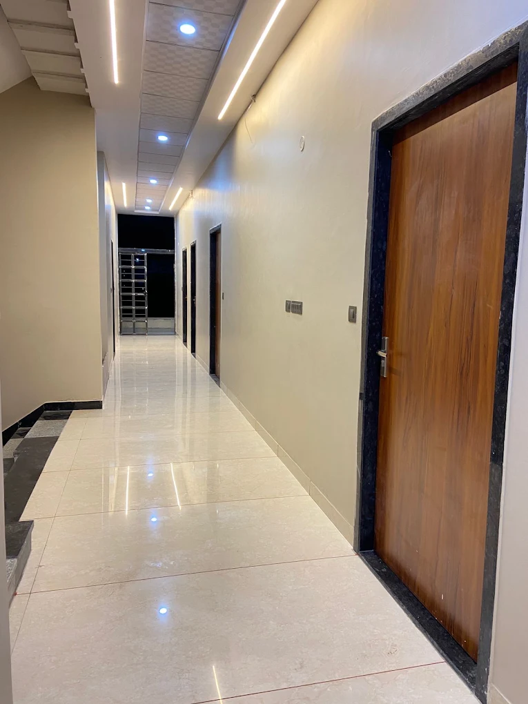 Guest corridor — photograph from the property’s Google listing