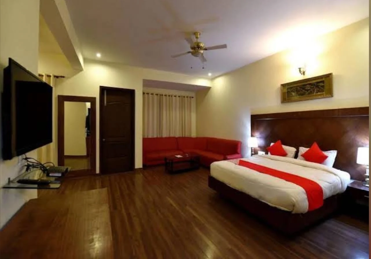 Guest room with seating — photograph from the property’s Google listing