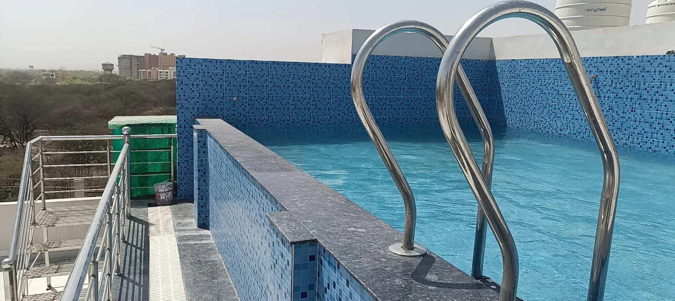 Rooftop pool — photograph from the property’s Google listing