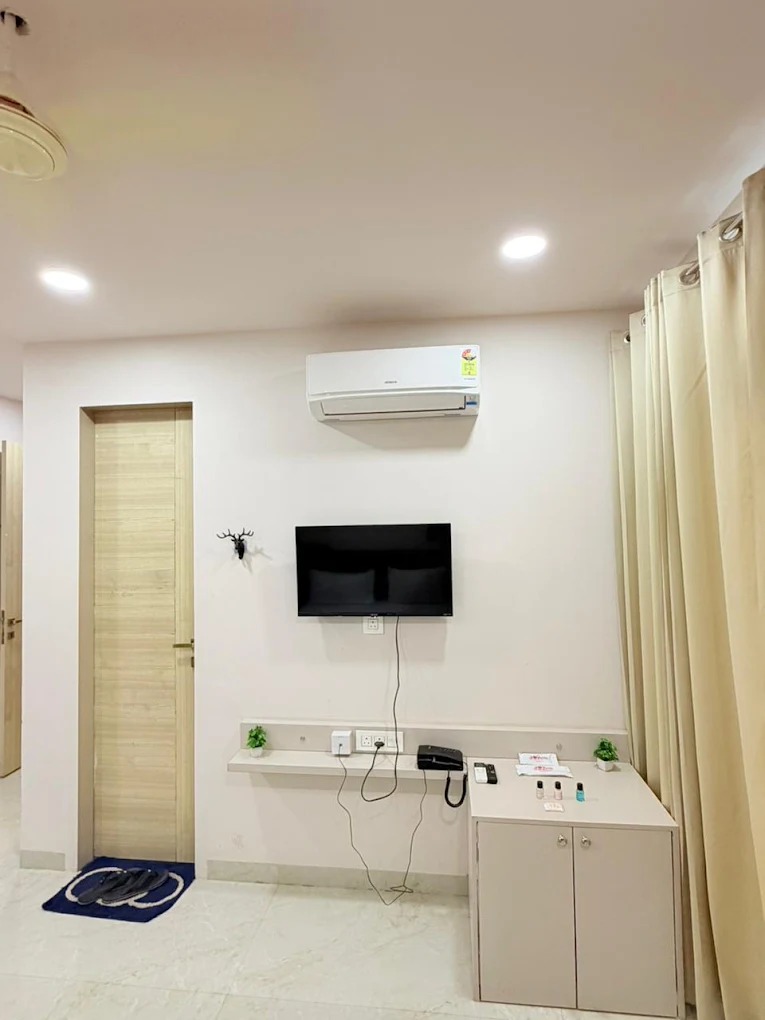 Room television and desk — photograph from the property’s Google listing