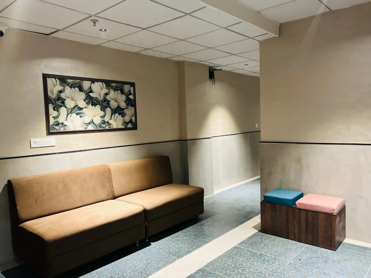 Lobby seating — photograph from the property’s Google listing