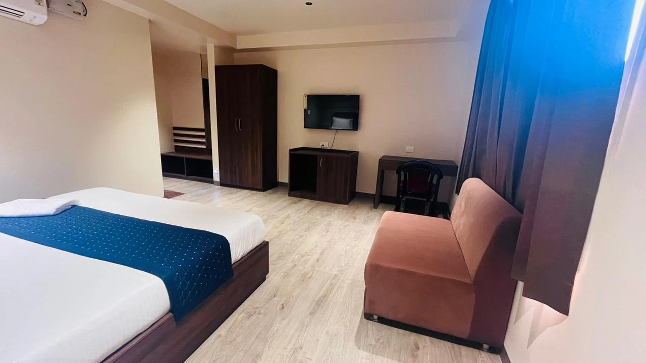 Guest room seating area — photograph from the property’s Google listing