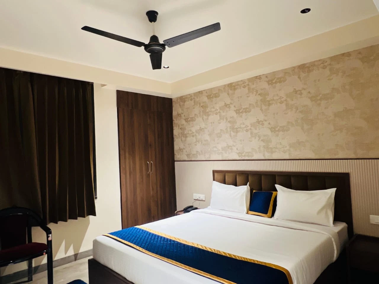 Guest bedroom — photograph from the property’s Google listing