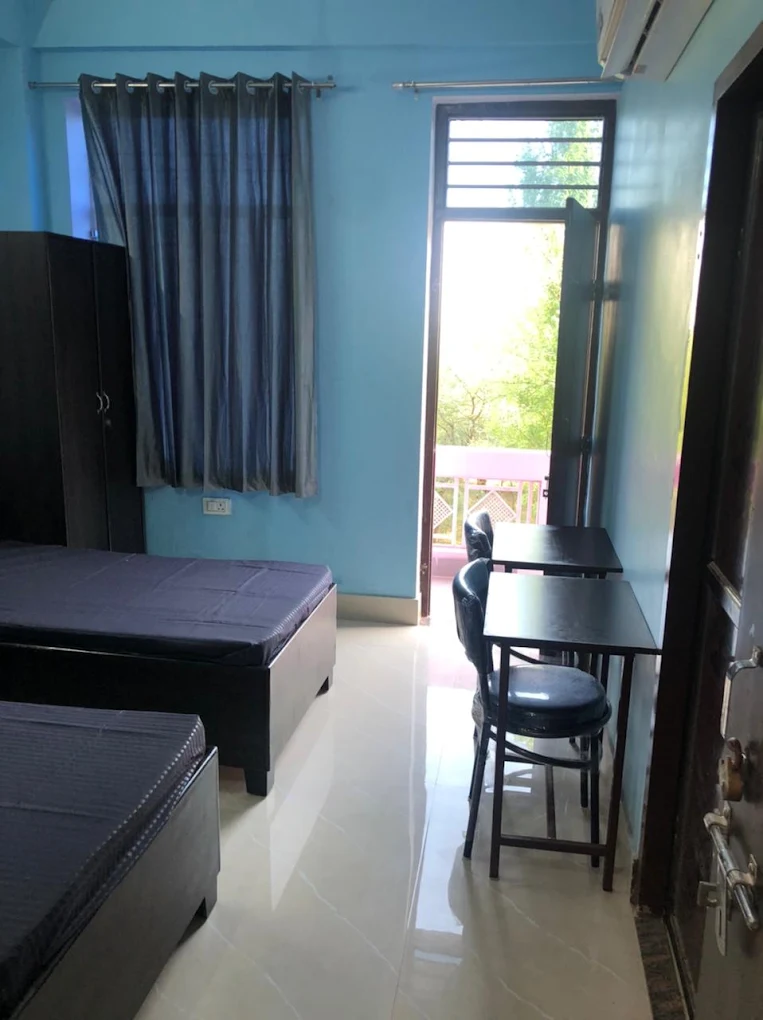 Room photograph from its Google listing